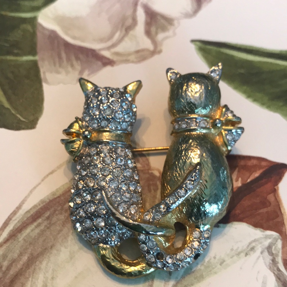 Double cats pin brooch
